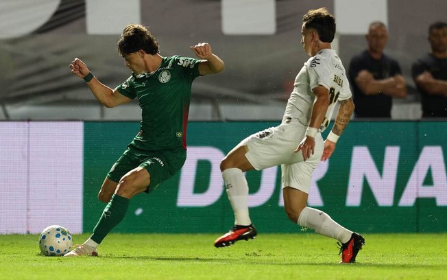 Palmeiras iguala Flamengo no número de pontos, mas tem um vitória a menos Palmeiras iguala Flamengo no número de pontos, mas tem um vitória a menos