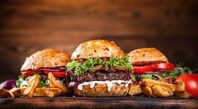 Dia Mundial do Hambúrguer: como fazer receita de chef sem gastar muito