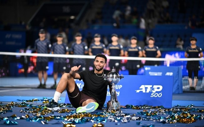 Arthur Fils pose com o troféu de cmapeão do ATP 500 de Tóquio