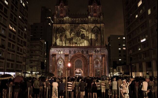 Basílica Santo Antônio do Embaré fica em Santos e as imagens do local são todas de madeira 