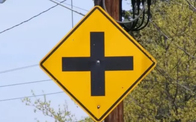 Placa amarela com cruz preta: entenda o significado e o
alerta
