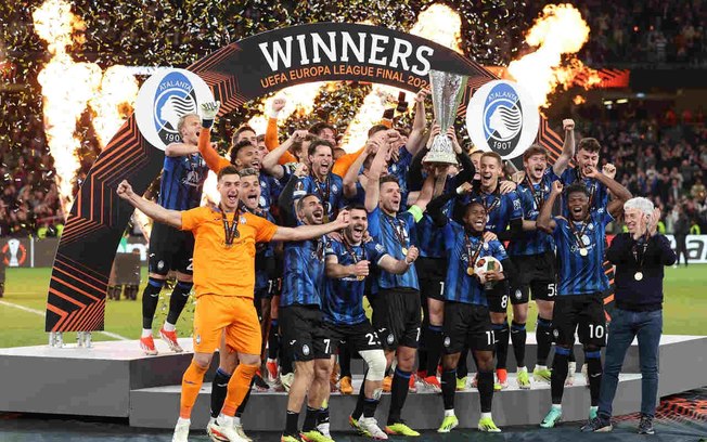 Jogadores da Atalanta erguem a taça da Liga Europa - Foto: Adrian Dennis/AFP via Getty Images