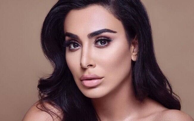 Huda Kattan é fundadora de uma marca de produtos de beleza e conhecida nas redes pela semelhança com Kim Kardashian