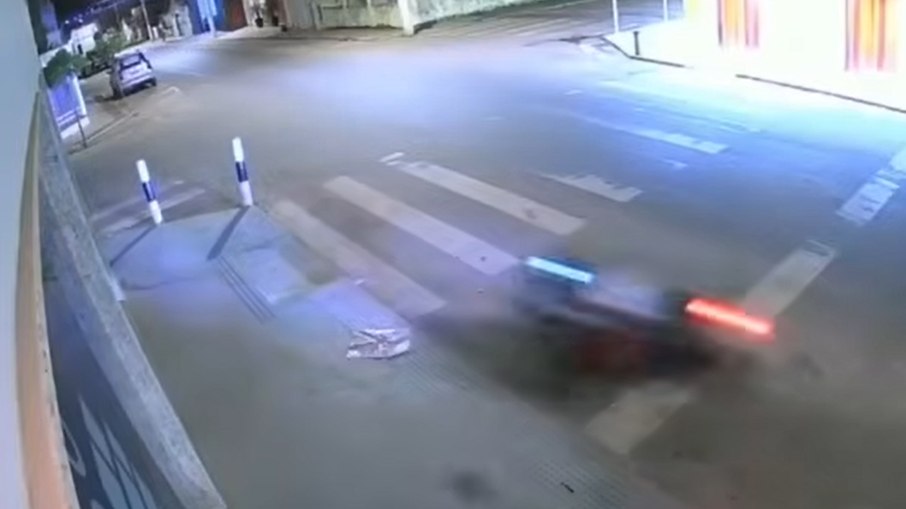 As imagens captadas mostram que, após o impacto com a proteção de calçada, o motociclista ainda colidiu com um carro estacionado na via As imagens captadas mostram que, após o impacto com a proteção de calçada, o motociclista ainda colidiu com um carro estacionado na via