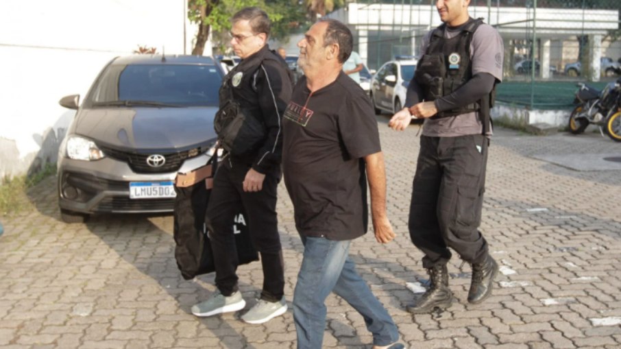 Edson Coelho, pai do vereador licenciado William Coelho, chega à Cidade da Polícia após ser preso em porte de arma de fogo não registrada 