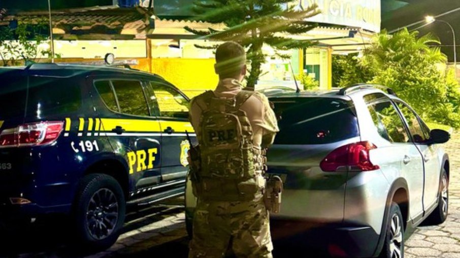 Carro foi apreendido pelos agentes da PRF Carro foi apreendido pelos agentes da PRF
