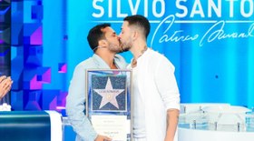 Carlinhos Maia e Lucas Guimarães se beijam no palco do SBT