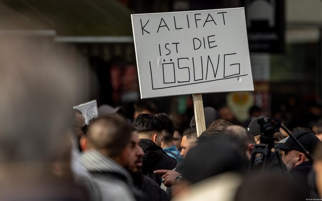 Radicalização ocorre nas redes sociais, mas também em grupos islamistas