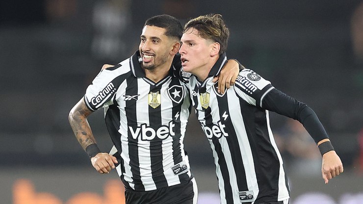 De novo com menos um contra o Galo, Botafogo vence e chega ao G-4