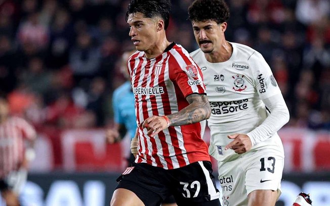 Carrillo em ação no duelo do Corinthians, em La Plata, contra o Estudiantes 