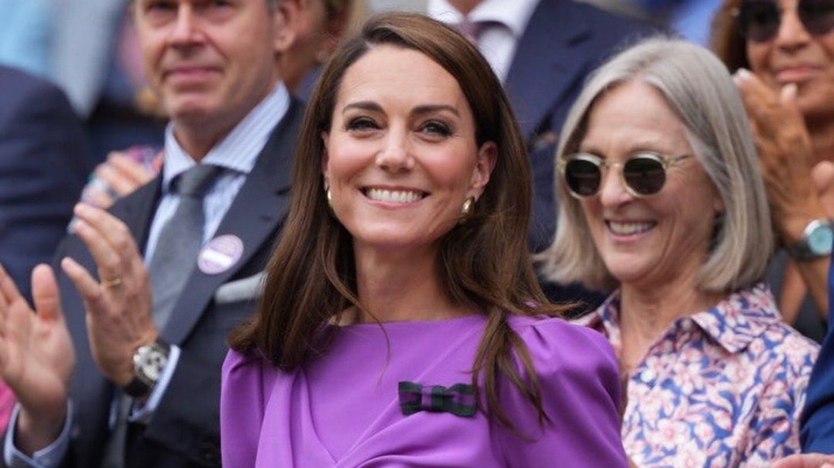 Kate Middleton aparece sorridente na final de Wimbledon e é aplaudida pelo público