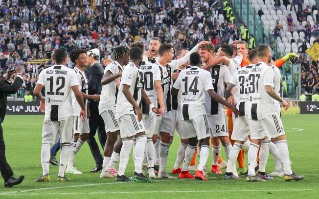 Jogadores da Juventus comemoram oitavo título italiano consecutivo