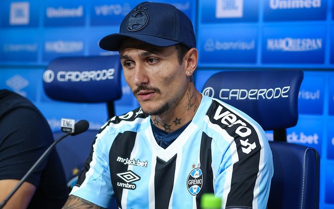 Apresentado no Grêmio, Vina elogia estilo de jogo e desejo de trabalhar com Renato