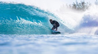 Príncipe Harry surpreende ao surfar em piscina de Kelly Slater