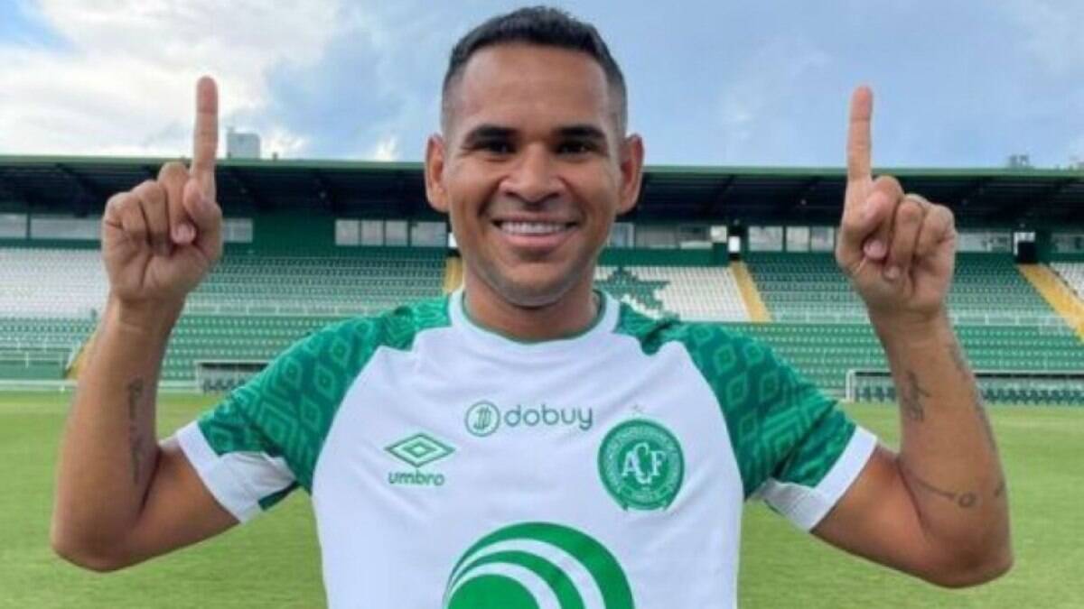 Éderson é oficializado como novo reforço da Chapecoense