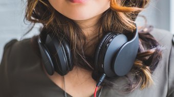 Fones de ouvido sem fio over ear do acessível ao alto desempenho