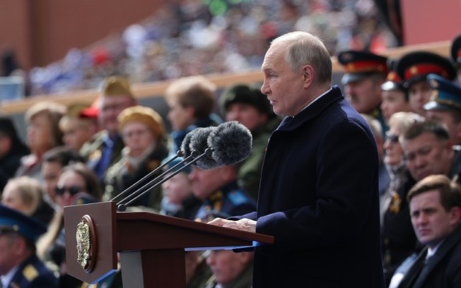 Fotografia divulgada pela agência estatal russa Sputnik mostra o presidente da Rússia, Vladimir Putin, durante discurso no desfile militar do Dia da Vitória, na Praça Vermelha, em Moscou