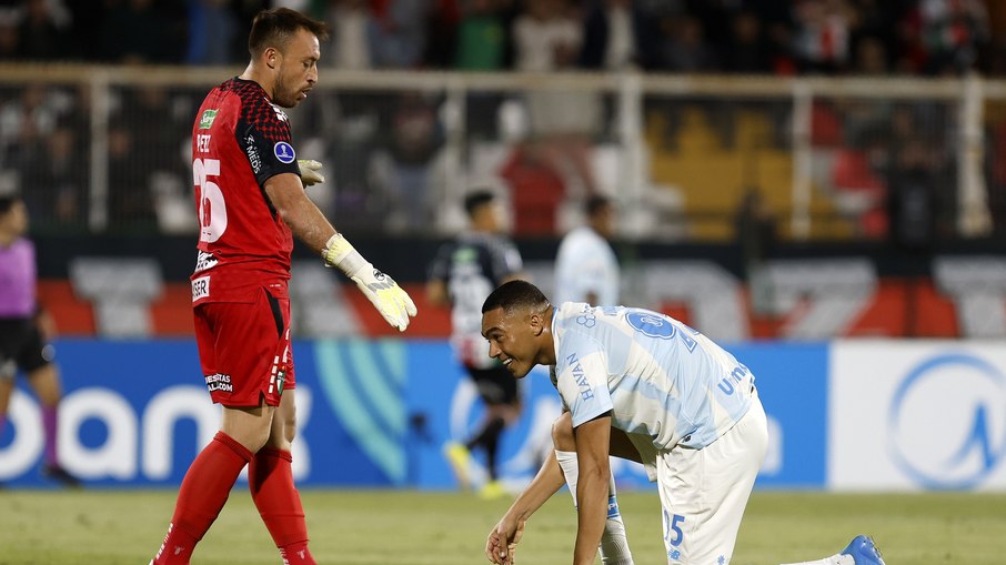 VÍDEO: atacante do Grêmio perde três pênaltis no mesmo jogo