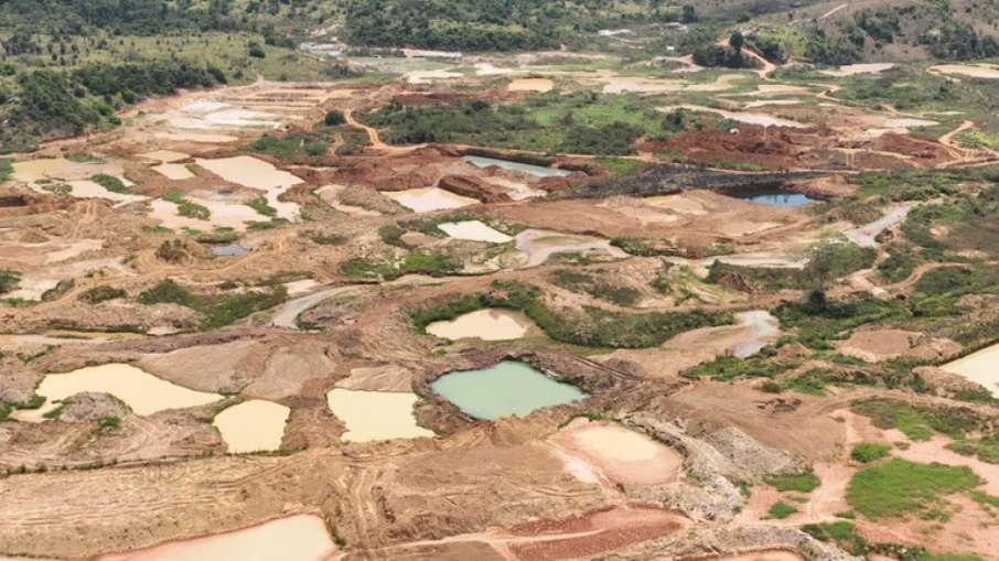Extração ilegal de minério em fazenda próxima à linha de transmissão Xingu-Rio