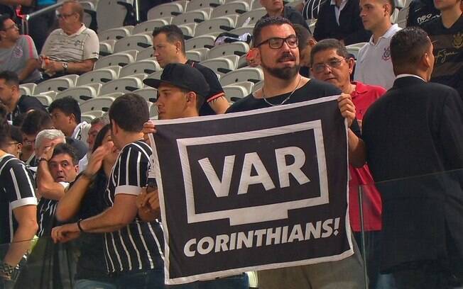 Torcedores do Corinthians brincam com VAR