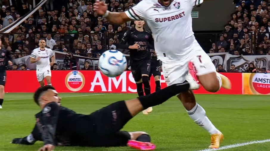Entrada forte de Vázquez na coxa de Hulk