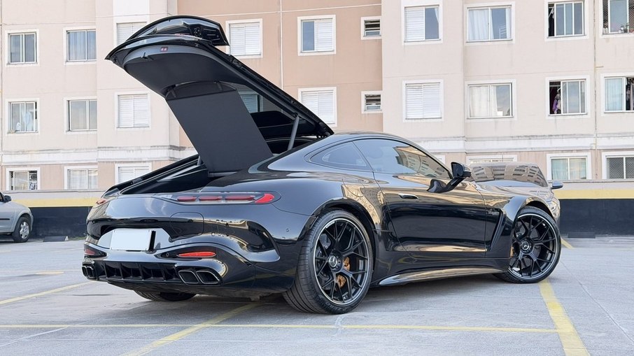 Porta-malas do AMG GT 63 preserva espaço utilizável mesmo com o sistema híbrido de alto desempenho