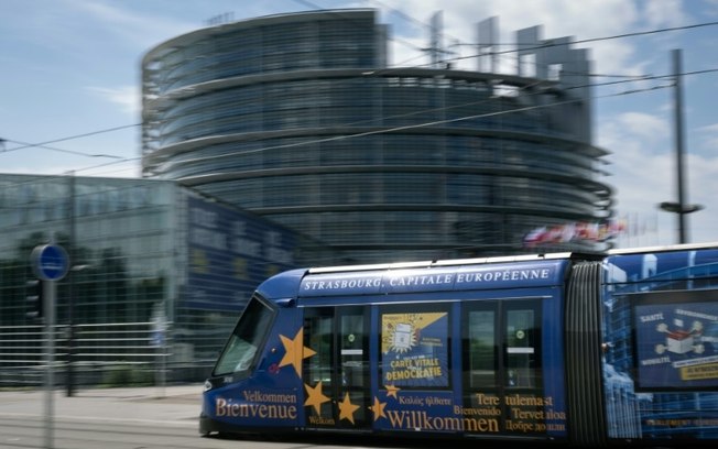 Um bonde passa pelo prédio do Parlamento Europeu em Estrasburgo, na França, em 6 de junho de 2024