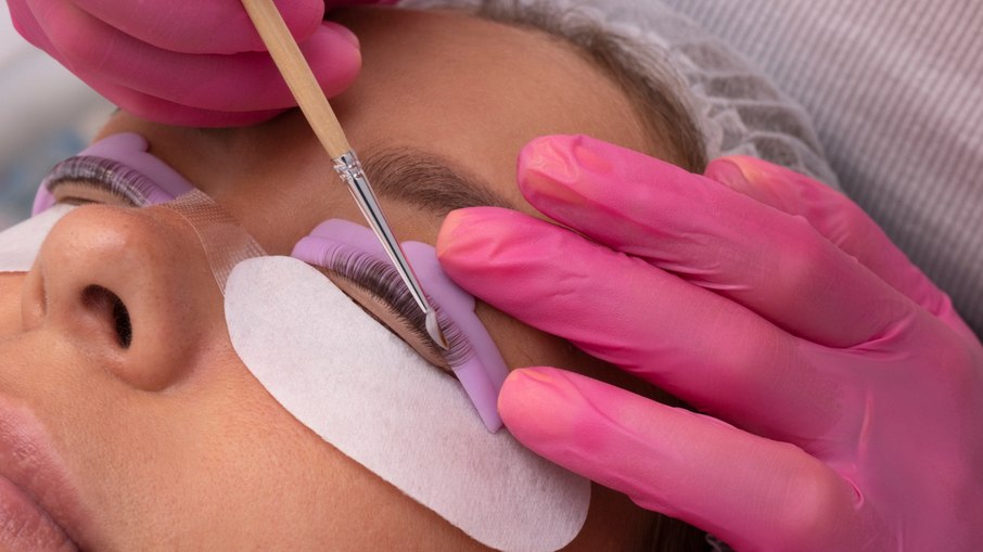 Extensão de cílios: mitos e verdades sobre o procedimento Extensão de cílios: mitos e verdades sobre o procedimento