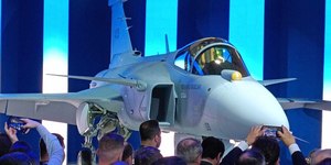 Embraer entrega primeiro jato supersônico produzido no Brasil
