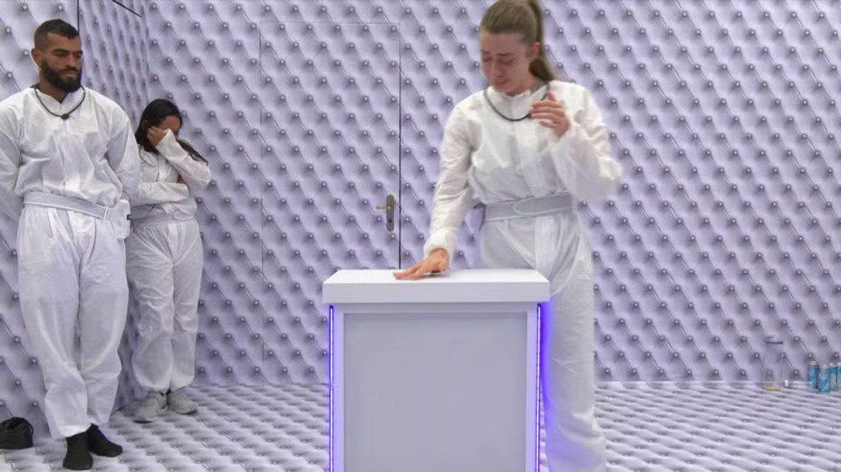 Ap%C3%B3s%20mais%20de%2065%20horas%2C%20Elisa%20aperta%20bot%C3%A3o%20vermelho%20e%20perde%20vaga%20no%20BBB%20