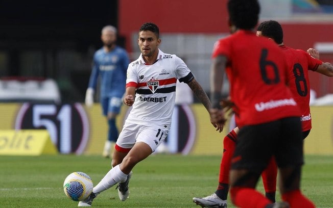 Nestor celebra mais uma vitória do São Paulo no Brasileiro