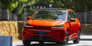 BYD Dolphin G híbrido mira posto de plug-in mais barato do Brasil