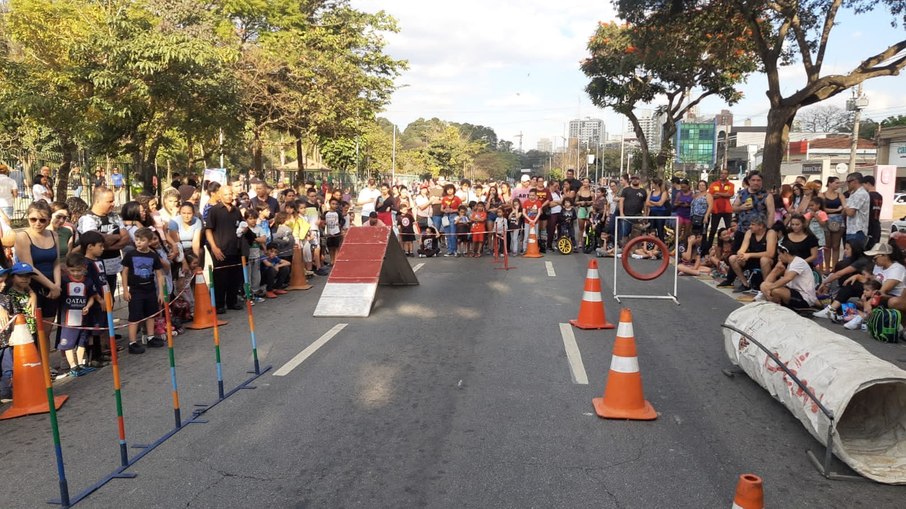 Quem passou pela Paulo Faccini entre 7h e 17h pôde aproveitar atividades como aulas abertas de boxe, dança e alongamento, além de atrações culturais. Quem passou pela Paulo Faccini entre 7h e 17h pôde aproveitar atividades como aulas abertas de boxe, dança e alongamento, além de atrações culturais.