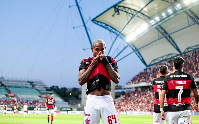 Wallace Yan em ação pelo Flamengo Wallace Yan em ação pelo Flamengo