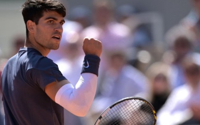 Alcaraz derruba Sinner e vai à final de Roland Garros após batalha