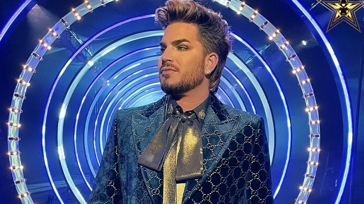 O cantor queer Adam Lambert é integrante da banda Queen.
