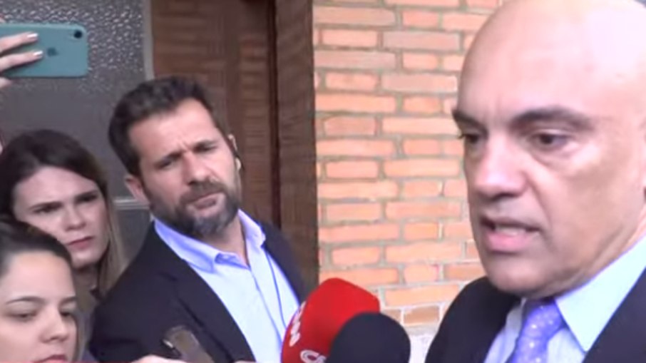 Alexandre de Moraes em entrevista a jornalistas após votar em São Paulo