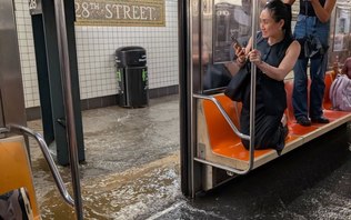 Metrô de NY alaga e assusta passageiros nos vagões; assista