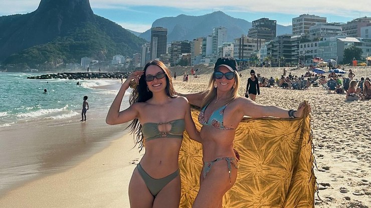 Hel%C3%B4%20Pinheiro%20curte%20dia%20de%20sol%20em%20Ipanema%20com%20a%20neta