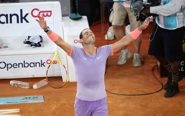 O tenista espanhol Rafael Nadal comemora a vitória sobre o australiano Alex De Miñaur na partida da segunda rodada do Masters 1000 de Madri, nas instalações da Caja Mágica, na Espanha, no dia 27 de abril de 2024.
