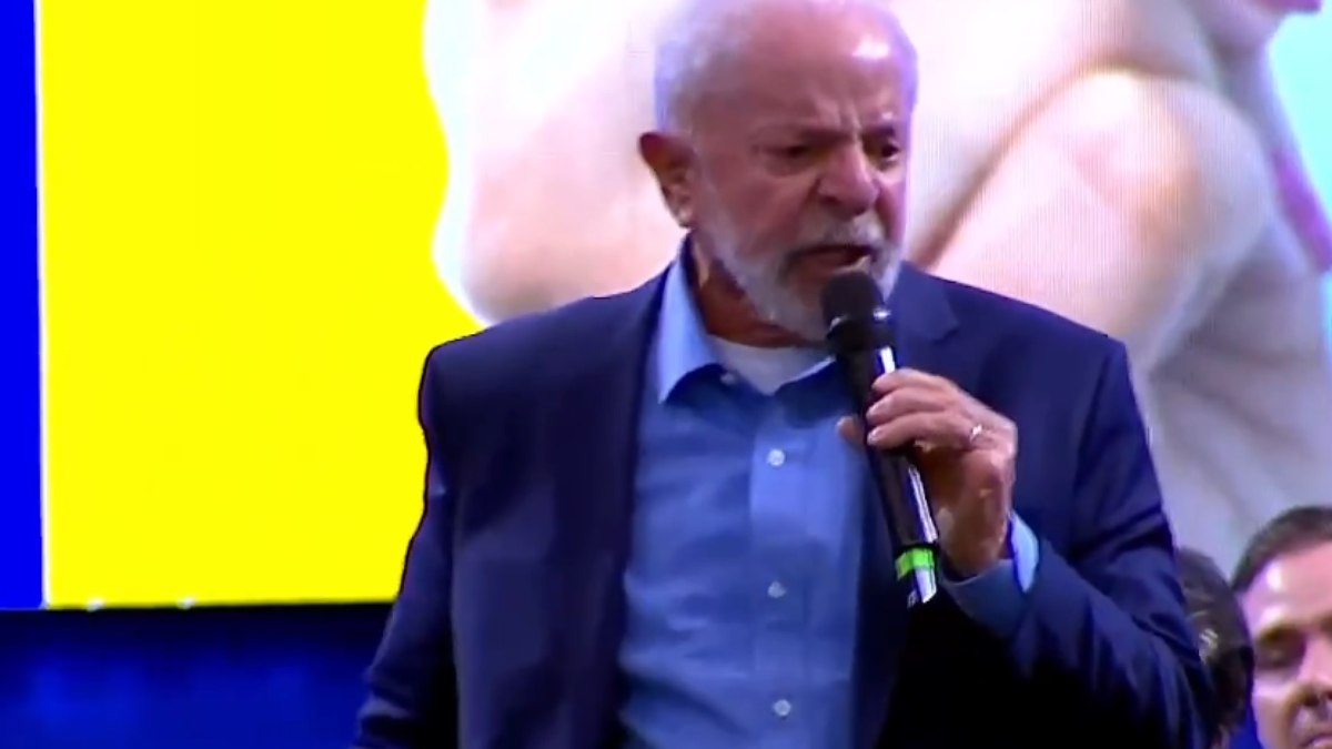 Lula discursando em cerimônia