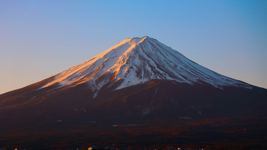 O Monte Fuji é a maior montanha do Japão O Monte Fuji é a maior montanha do Japão