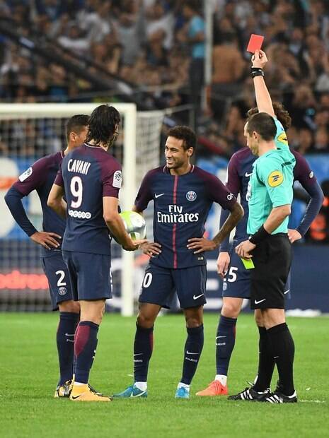 Neymar foi expulso, mas o PSG conseguiu escapar da vitória graças a gol de Cavani no fim