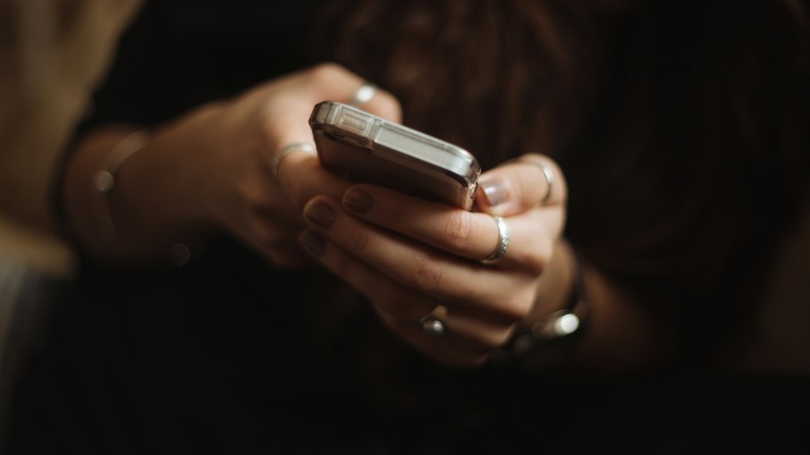 Aumento na conta de celular sem aviso ou fora das condições contratadas pode ser questionado