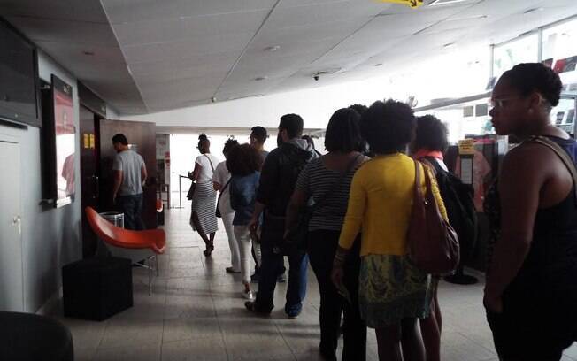 Público espera na fila para assistir Eu Não Sou Seu Negro no Reserva Cultural em São Paulo