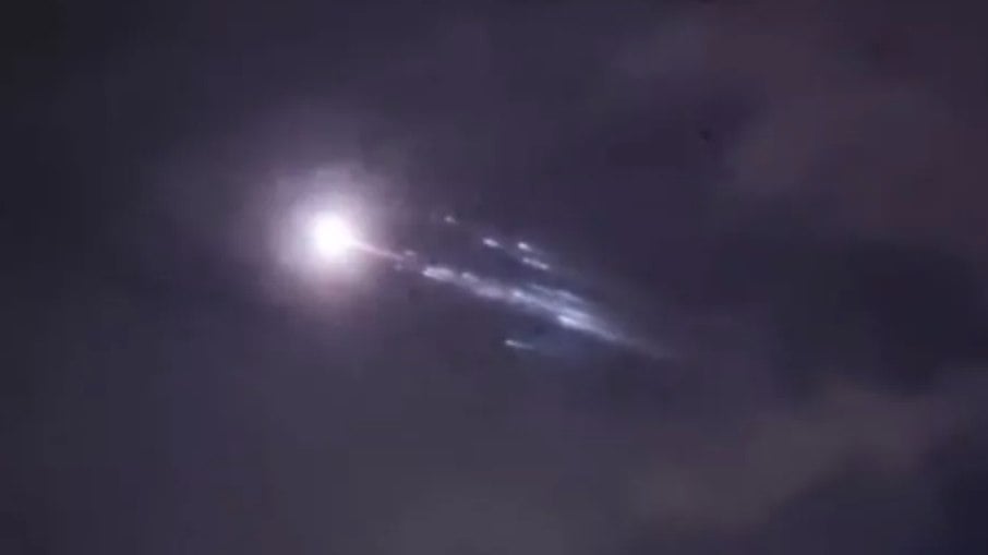 Destroços de foguete chinês caem na Malásia e são confundidos com meteoros