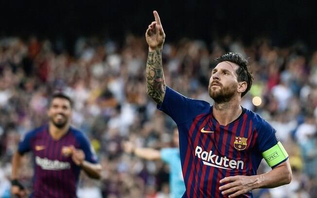 Messi corre e comemora o primeiro gol do Barcelona contra o PSV