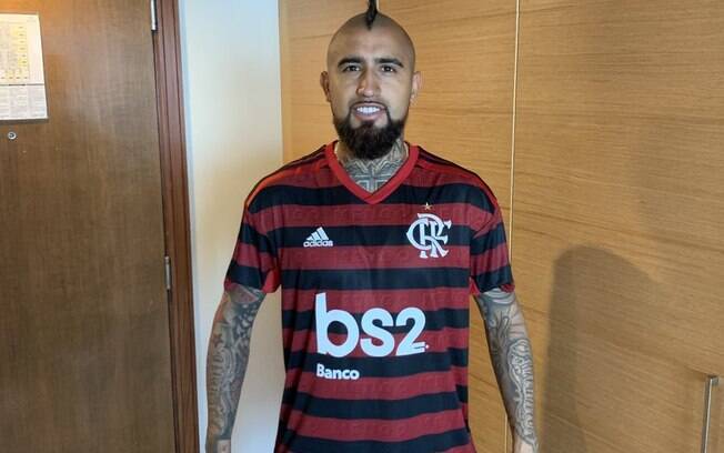 Vidal posou com a camisa do Flamengo