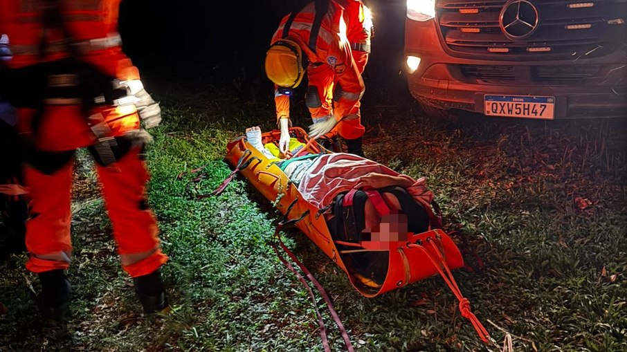 Os Bombeiros realizaram uma trilha de cerca de 1h30 para encontro com o Samu