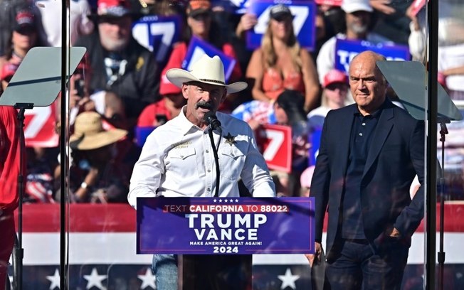 (12 out) O xerife do condado de Riverside, Chad Bianco, discursa no comício de Donald Trump em Coachella